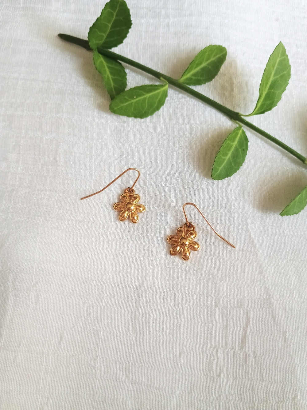 🧚🏼‍♂️ FAIRY CORE 🧚🏼‍♂️ VtG Gold Tone Monet Flower Earrings, Librarian Core
